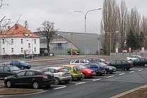 Nové parkoviště u Petrovické ulice v Krnově si už vyzkoušeli první motoristé.
