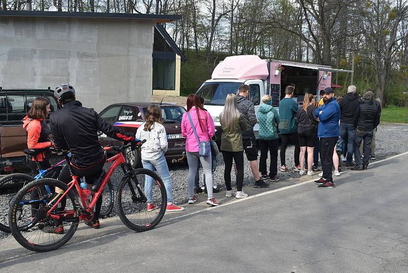 Lidé přijíždí do Lichnova vystát frontu na zmrzlinu Tess Gemelové. Tatérka a výtvarnice se kvůli lockdownu rekvalifikovala na zmrzlinářku. Květen 2021.