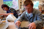 Zdatnými keramiky jsou lidé s mentálním znevýhodněním z dílen Sagapo.