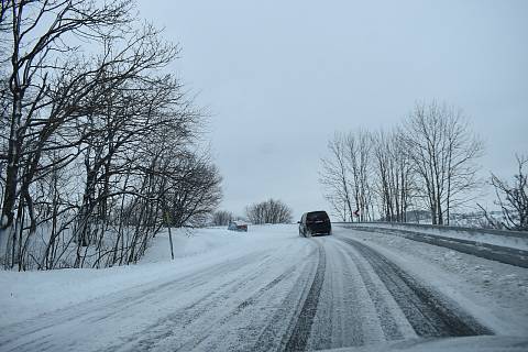 Silnice na Bruntálsku jsou po noční sněhové bouři a vichřici sjízdné jen s maximální opatrností. Na Krnovsku svítí slunce. 4 ledna 2023