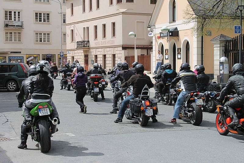 Holky a mašiny se nabízely k obdivování pod rozkvetlými třešněmi na náměstí Míru v Bruntále při sobotní motorkářské akci Vítání jara.