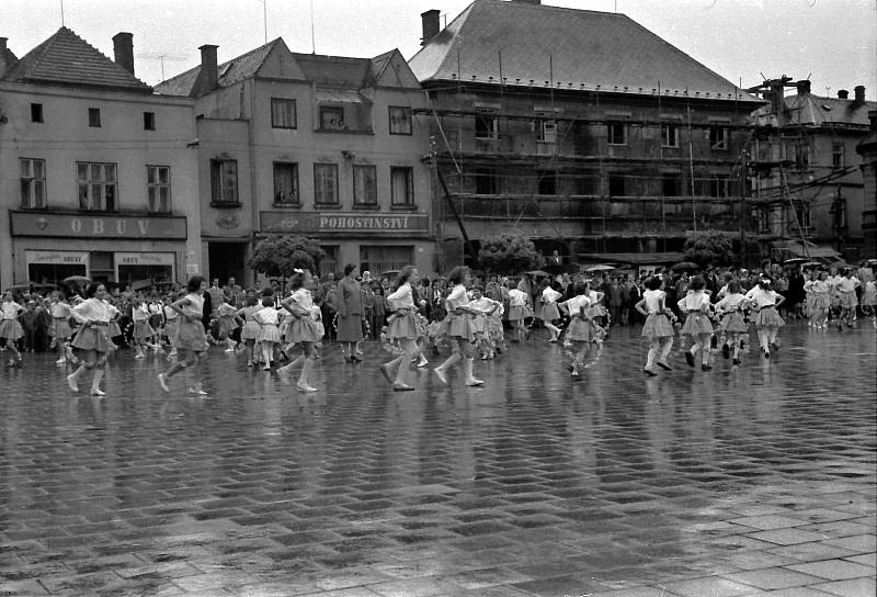 Cvičení dětí na náměstí Míru v Bruntále při prvomájových oslavách.