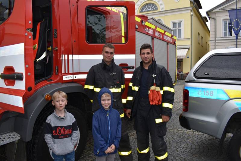 Sbor dobrovolných hasičů ze Starých Heřmínov na bruntálském náměstí propagoval hasičský sport a hlavně závody v běhu na šedesát metrů překážek  "O Zubatou žábu“.