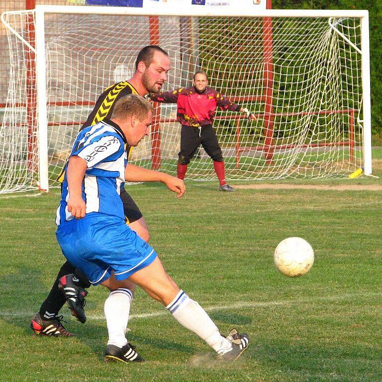 Okresní derby v Chomýži skončilo bezbrankovou remízou.