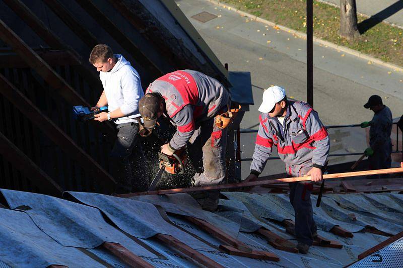 Pokrývači se vrátili na střechu krnovského divadla po deseti letech. V těchto dnech sem vrací přírodní břidlici, která nahradí eternitové šablony. Součástí rekonstrukce střechy je zpevnění, oplechování a systém proti pádu sněhu.