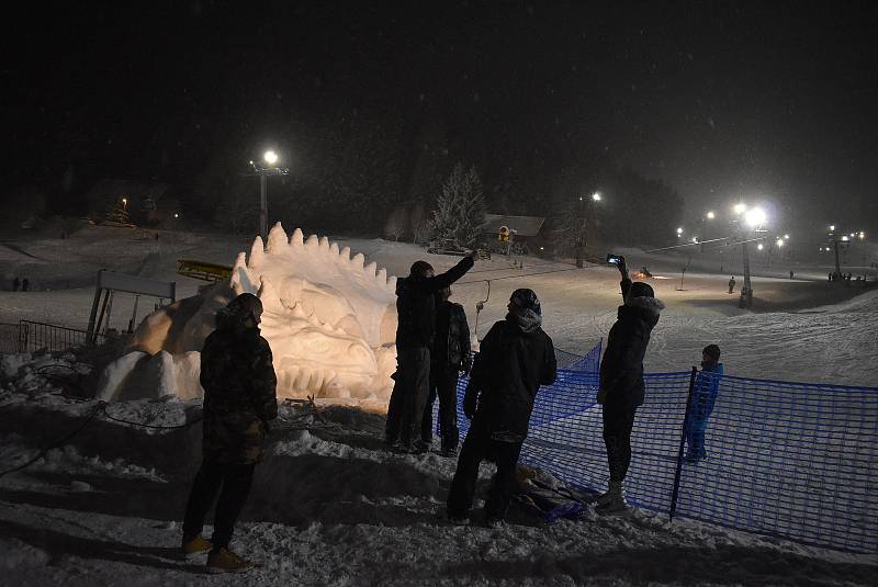 Skiareál Kopřivná v pátek večer zažil poslední jízdu nejmodernější vyhřívané lanovky. Od soboty všechny lanovky definitivně zastavilo vládní nařízení.