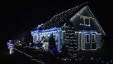 Ve Vrbně pod Pradědem se sešli občané na slavnostní rozsvícení Vánočního domu, 24. listopadu 2023