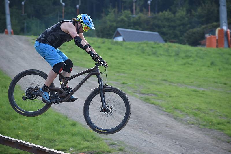 Bikepark Kopřivná v Jeseníkách pojal zahájení sezony jako zábavnou show pro celou rodinu.