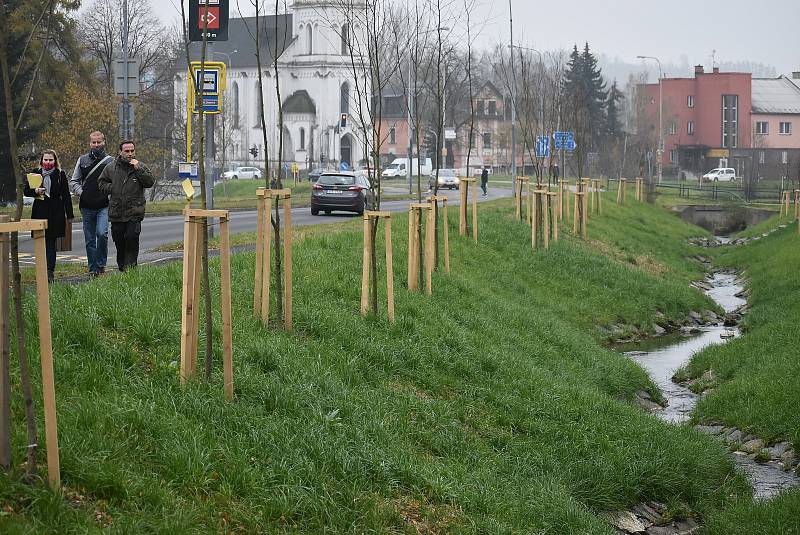 Kobylí potok v centru Bruntálu po revitalizaci vypadá skvěle.