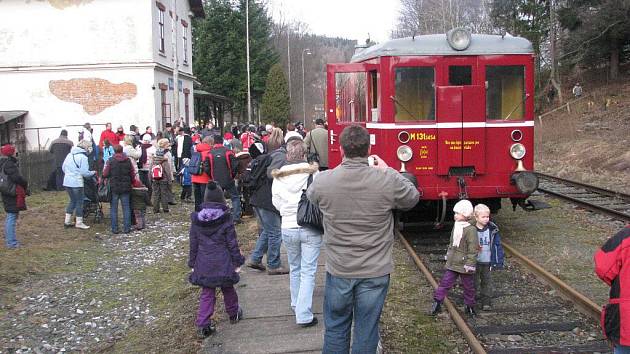 Historický vlak Hurvínek. O cestování z Krnova a Bruntálu do Malé Morávky tak krásnou mašinkou je každoročně obrovský zájem.