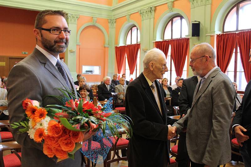 Petr Beck si převzal ocenění na mimořádném zasedání bruntálského městského zastupitelstva ve Společenském domě.