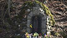 Nejdostupnější vodopád je v Karlově Studánce hned vedle parkoviště. Byl postaven koncem 19. století pro potěšení lázeňských hostů.