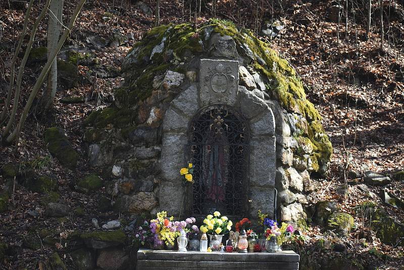 Nejdostupnější vodopád je v Karlově Studánce hned vedle parkoviště. Byl postaven koncem 19. století pro potěšení lázeňských hostů.