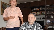 Jiřina a Břetislav Krejčí se vzali před sedmdesáti lety. Mají šťastné manželství. Stále se zajímají o dění ve svém okolí.