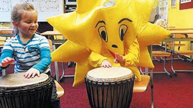 Sluníčko v albrechtické škole existuje nejen na obrázku. Přesvědčily se o tom předškoláci, které v hudební učebně tento školní maskot učil hrát na bubny.
