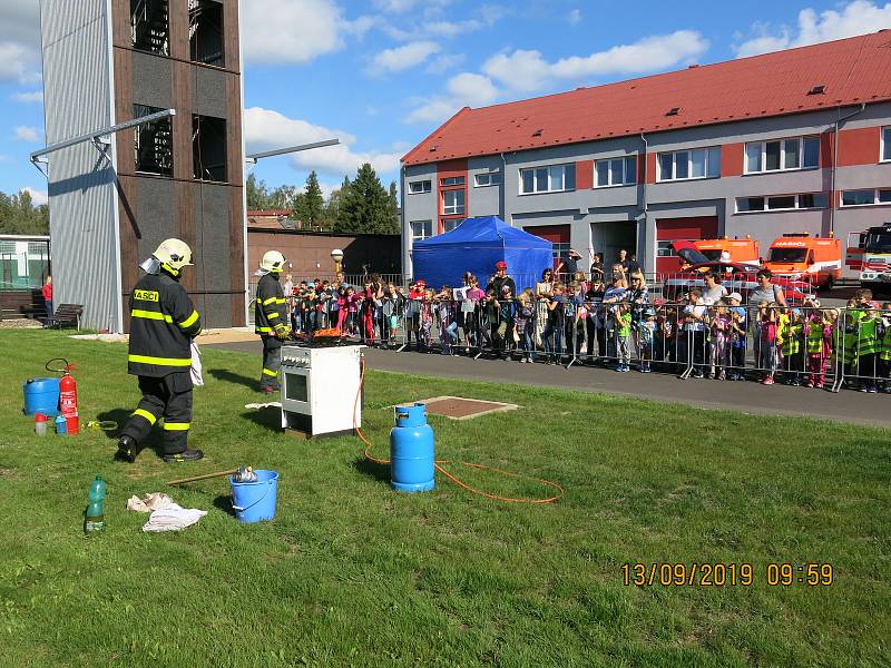 Den požární bezpečnosti připadl na pátek třináctého. Takto vypadal den otevřených dveří na základně bruntálských hasičů.