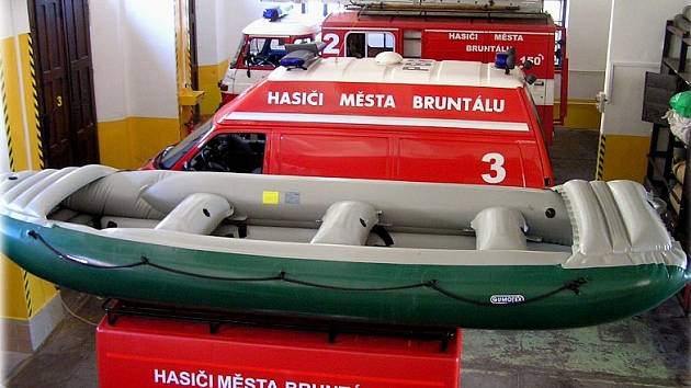 Zbrusu nový nafukovací člun typu Colorado 450 získala 7. srpna do výbavy jednotka požární ochrany města Bruntál. „Sloužit bude pro záchranu osob při povodních a další různorodé práce na vodě,“ řekl velitel jednotky Miroslav Sedláček.