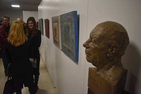 Krnovský umělec Svatoslav Böhm zesnul 6. ledna 2023. Vernisáž v krnovské galerii Edel zahájila jeho první posmrtnou výstavu.