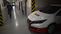 Na Střední průmyslové škole a Obchodní akademii SPŠOA Bruntál vznikl nový obor, který kombinuje znalosti a kompetence automechaniků a elektrikářů. Studenti mají k dispozici elektromobil Nissan Leaf. Listopad 2022