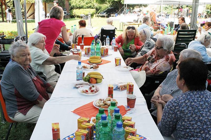 Den seniorů, který v zahradě bruntálské Pohody.