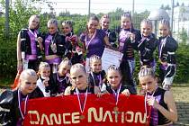 Tanečnice z Dance nation se s medailemi na krku vracely z mnoha soutěží. Není proto divu, že se s tanečním parketem nechtějí rozloučit a rozhodly se založit nový soubor. Jeho název však zatím tají. 