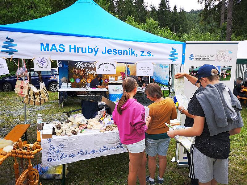 Lesní slavnost Lapků z Drakova vznikla před patnácti lety, aby připomenula tradici hutnictví a zpracování železa v Jeseníkách.