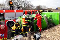 Profesionální hasiči z Bruntálu se ve čtvrtek ráno velmi zapotili při časově i technicky náročném vyprošťování řidiče českého kamionu Volvo s dřevěnou štěpkou, který havaroval ve Václavově u Bruntálu a skončil v příkopu.