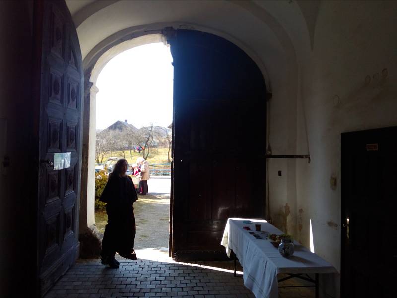 Prohlídka zámku Hošťálkovy začala varováním, že zámek je v rekonstrukci a návštěvníci do něj vstupují na vlastní nebezpečí.