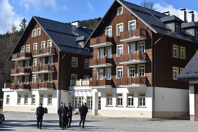 Nejdostupnější vodopád je v Karlově Studánce hned vedle parkoviště. Byl postaven koncem 19. století pro potěšení lázeňských hostů.