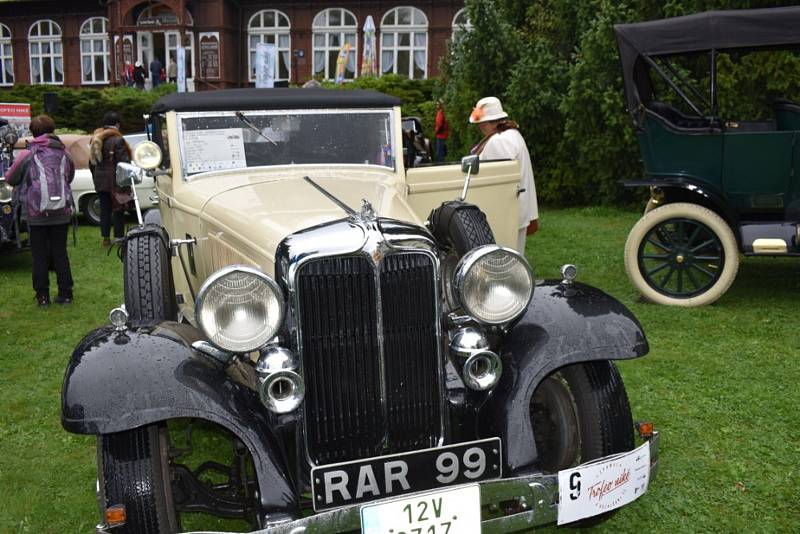 Konečnou zastávkou podhorské jízdy autoveteránů Trofeo Niké 2019 byla Karlova Studánka.