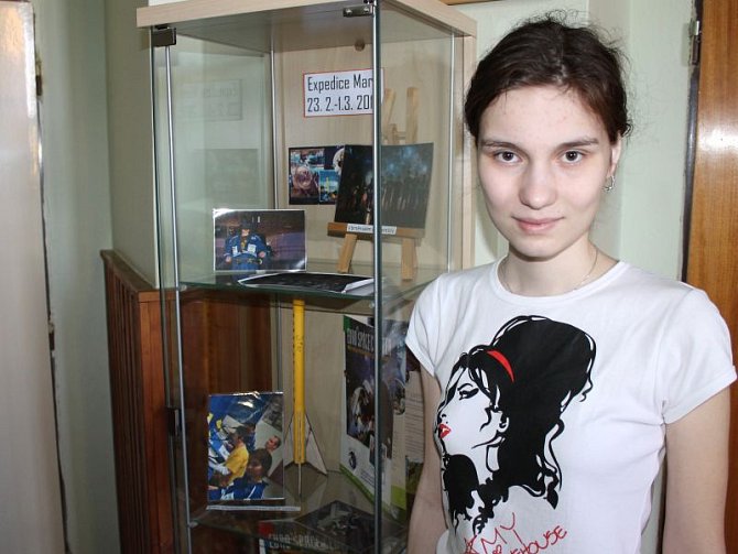 Klára Řepková s výstavkou, kterou na její počest zřídili v prvním patře bruntálského gymnázia, kde mladá kosmonautka studuje.