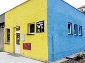 Symbolem Krnova je modrá a žlutá, kterou známe z praporu i městského znaku. Modrou a žlutou barvu má i přízemní objekt ve Vodní ulici, který je označený nápisem „Veřejné WC“. Slouží svému účelu už od srpna 2011.