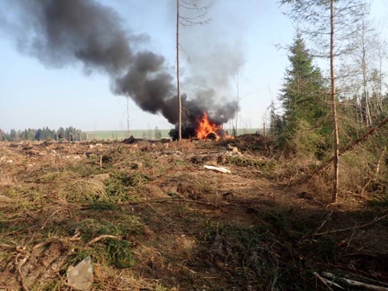 Harvestor v lesích u Lomnice začal hořet kvůli technické závadě.