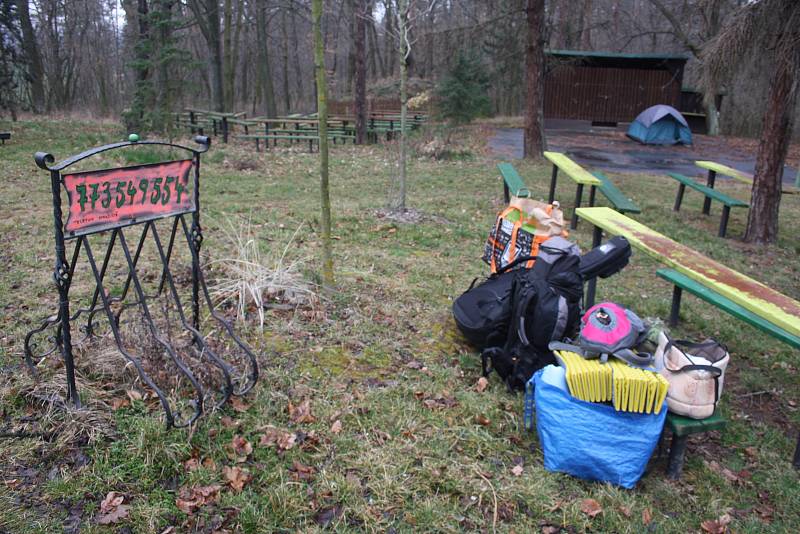 Otužilí fanoušci zimního táboření se do Úvalna na Stražiště sjíždí už 17 let.