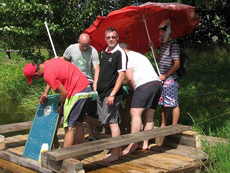 Čertice z Andělské Hory soupeřily s chlapci ze Světlé Hory, kteří Andělskohorského žabáka pojali po svém. Zřídili si plovoucí hospodu. 