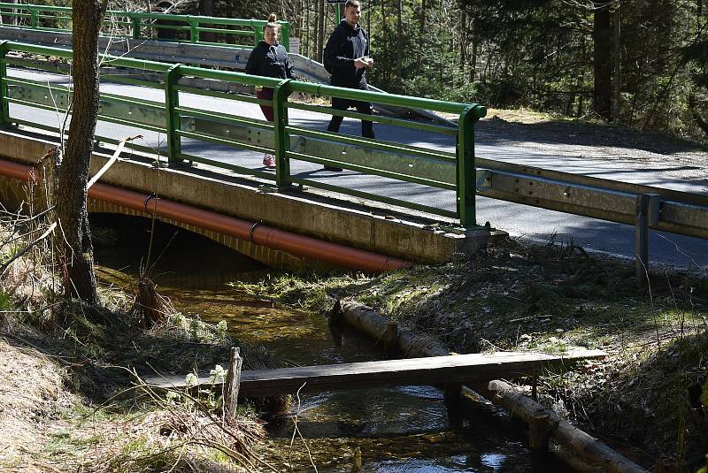 Udělejte si někdy výlet kolem náhonu, který přivádí vodu pro umělý vodopád v Karlově Studánce.