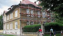 Mateřská škola na Mikulášské ulici původně měla otevřít své brány veřejnosti, ale protože se podařilo získat peníze na rekonstrukci budovy, musí kvůli stavebním pracím letos zůstat zavřená.