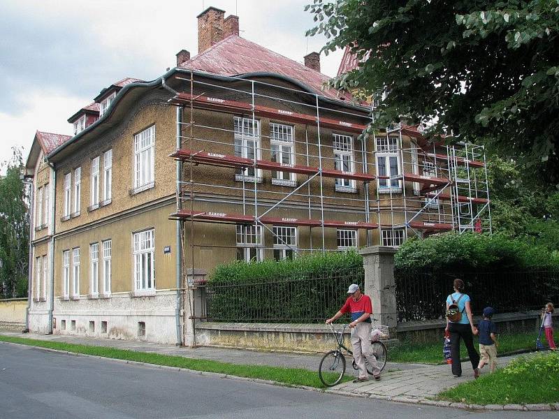 Mateřská škola na Mikulášské ulici původně měla otevřít své brány veřejnosti, ale protože se podařilo získat peníze na rekonstrukci budovy, musí kvůli stavebním pracím letos zůstat zavřená.