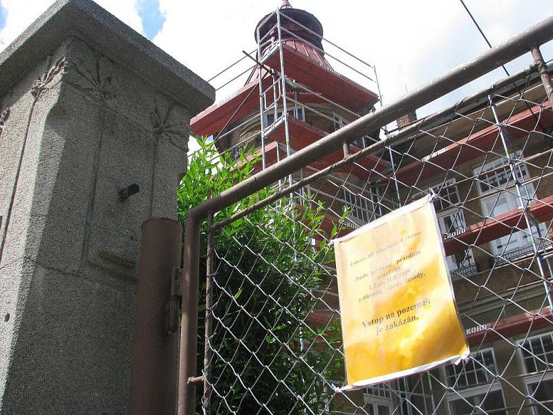 Mateřská škola na Mikulášské ulici původně měla otevřít své brány veřejnosti, ale protože se podařilo získat peníze na rekonstrukci budovy, musí kvůli stavebním pracím letos zůstat zavřená.