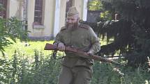 Úzkokolejka Osoblažka se vrátila do března 1945 díky fanouškům vojenské historie. Ti názorně předvedli cestujícím, co se zde mohlo odehrávat v posledních dnech války.