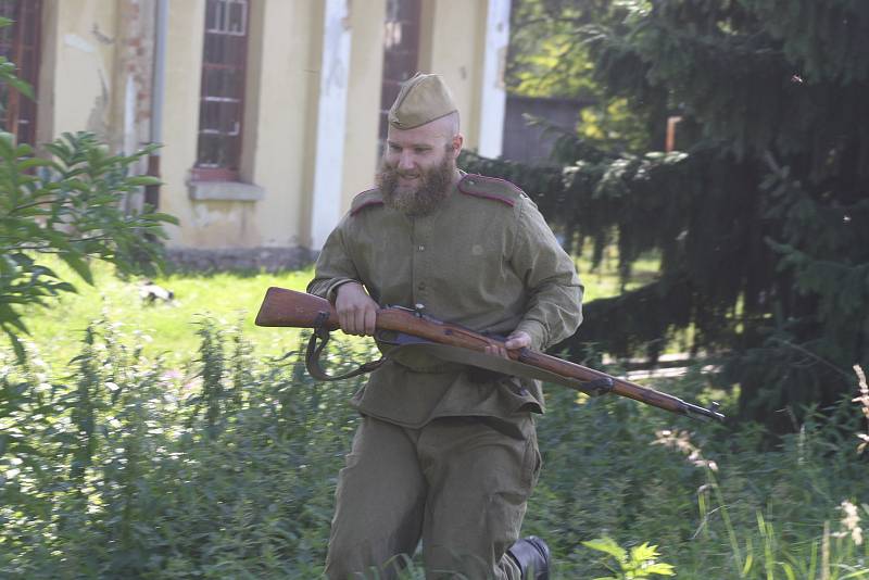 Úzkokolejka Osoblažka se vrátila do března 1945 díky fanouškům vojenské historie. Ti názorně předvedli cestujícím, co se zde mohlo odehrávat v posledních dnech války.