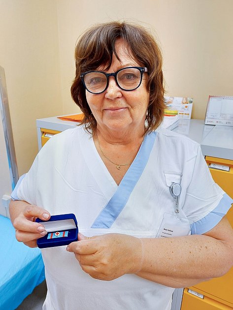 Marie Volková z rýmařovské gynekologie obdržela vyznamenání Českého červeného kříže za dlouholetou práci.  Mezi prvními jí gratulovali kolegové z Nemocnice AGEL Podhorská.