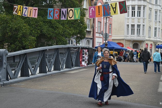 Sousedská slavnost Zažít Krnov jinak se odehrávala po obou stranách historického nýtovaného mostu.