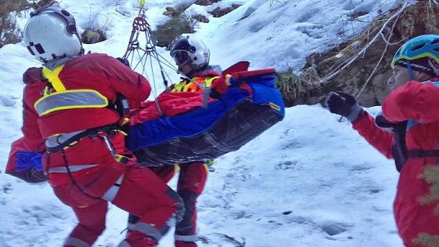V těžce dostupném údolí Bílé Opavy záchranáři pomáhali v neděli odpoledne ženě, která zde spadla ze srázu. Uklouzla na zledovatělém povrchu, pak následoval pád z výšky patnácti až dvaceti metrů. 
