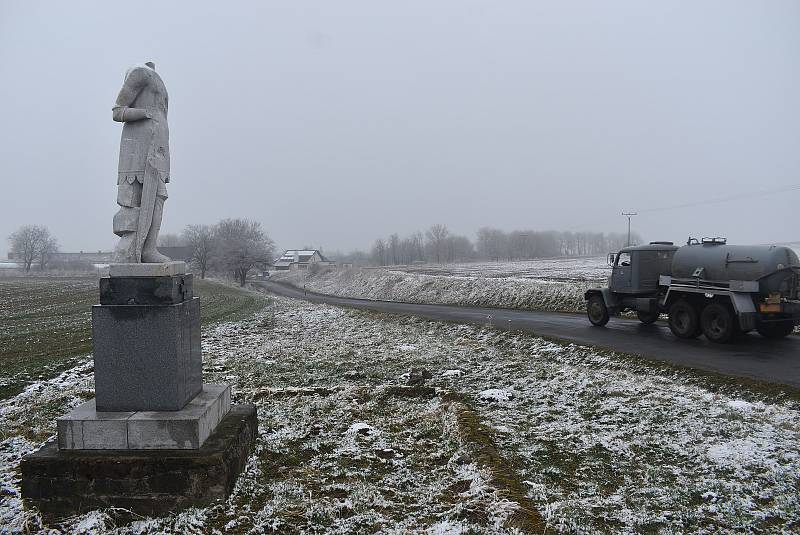 V Hlince před mnoha lety vandal změnil památník padlým  na Bezhlavého rytíře. V restaurátorské dílně rytířovi vrátí tvář, aby se zase stal důstojnou pietou.