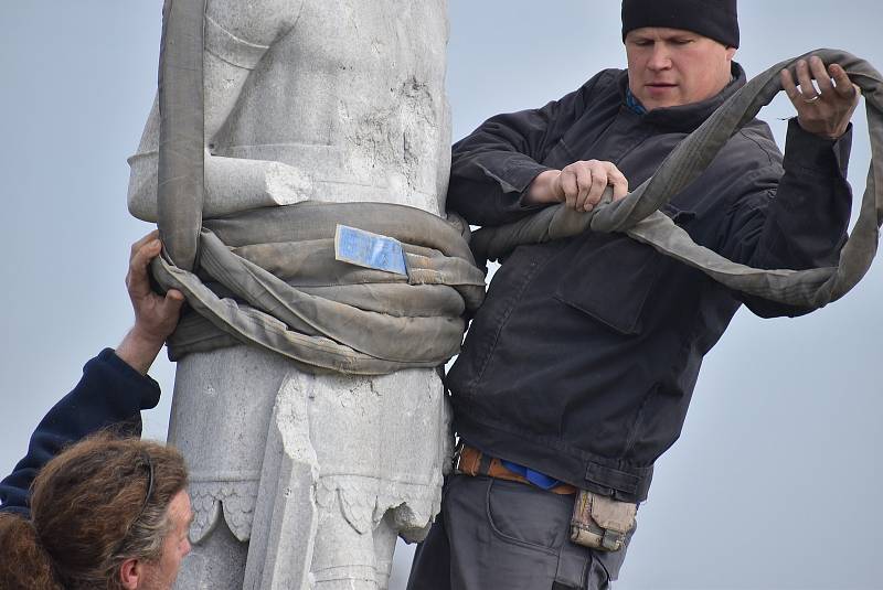 V Hlince před mnoha lety vandal změnil památník padlým  na Bezhlavého rytíře. V restaurátorské dílně rytířovi vrátí tvář, aby se zase stal důstojnou pietou.