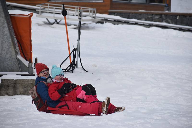 Vlekaři v Jeseníkách stále zasněžují  a příroda jim pomáhá. Ski areál Kopřivná v Malé Morávce zahájí zimní sezonu v pátek 10.12. v 18 hodin večerním lyžováním.