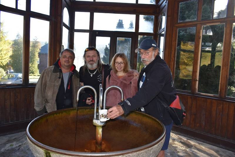 Herec Pavel nový se po čtyřiceti letech vrátil do Karlovy Studánky, aby zavzpomínal na natáčení komedie S tebou mě baví svět.