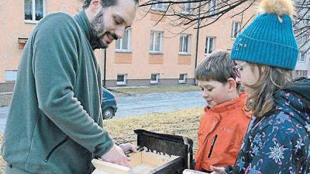 Děti z Břidličné společně se zoologem Jiřím Tošenovským pověsili na stromy ve městě deset budek pro netopýry. Nyní budou kontrolovat, zda už mají netopýrovníky nové obyvatele.