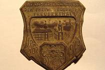Podle historika bruntálského muzea Igora Hornišera se jedná o odznak vyražený k padesátému výročí založení bruntálského sboru dobrovolných hasičů.
